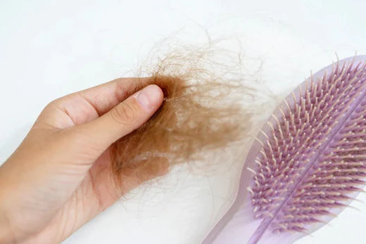 Prima e dopo di un cliente dopo 3 mesi e mezzo di uso degli integratori anticaduta capelli Nutricum Tricostrong di Stanartis