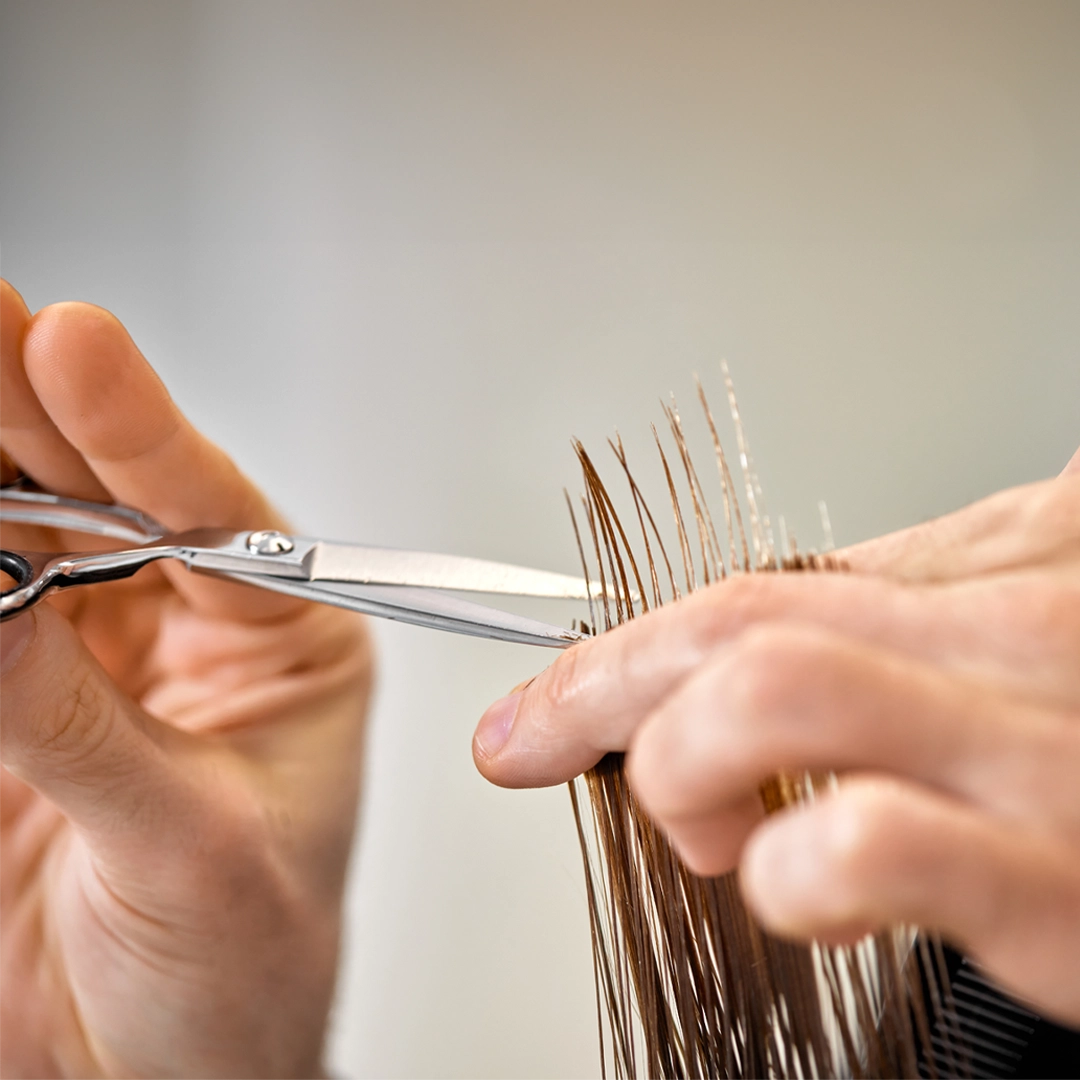 Tagliare i capelli li rinforza davvero?